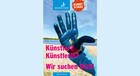Eine blau angemalte Handinnenfläche wird in die Kamera gehalten. Im Hintergrund ist Landschaft. Im Vordergrund Schrift zur Anwerbung neuer Künstlerinnen und Künstler für die Kunstschule.