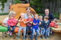 Zwei Erzieherinnen, der Bürgermeister und eine Gruppe kleine Kinder