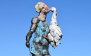 Die Statue Leda zeigt eine Frau mit blonden Haaren, sie hält eine Gans auf dem Arm