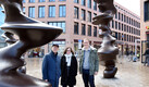 Zwischen den Skulpturen stehen Künstler Tony Cragg (links), Geschäftsführerin der Monheimer Einkaufszentren GmbHs Isabel Port (mittig) und Bürgermeister Daniel Zimmermann (rechts).