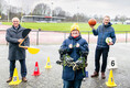 Links steht Frank Schneider mit einer Startklappe, in der Mitte steht Stefanie Wiegel mit Inline-Skates in der Hand, rechts steht Daniel Zimmermann mit einem Basketball in der einen und einem Fußball in der anderen Hand 