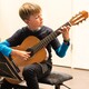 Der junge Gitarrist Felix Behrendt ist regelmäßiger Teilnehmer der „Talentspirale“ und bei „Jugend musiziert“. Foto: Musikschule 