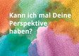 Ein Hintergrund aus Farbflecken, darauf in weiß die Worte: Kann ich mal Deine perspektive haben?